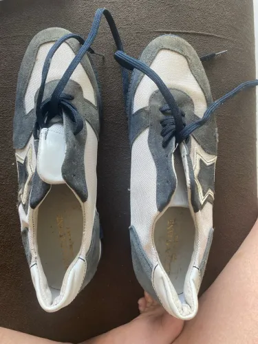 Sapatos branco e preto 