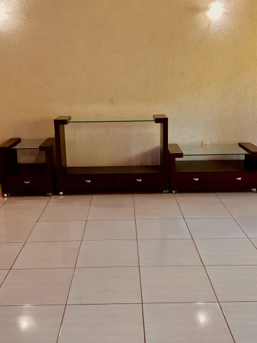 Conjunto de móveis em madeira