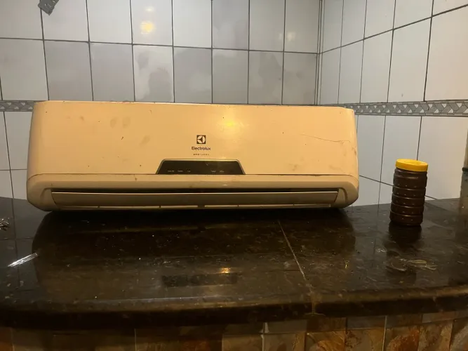 Vendo ar-condicionado Electrolux Split 9.000 BTUs, 220V,