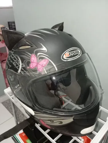 Capacete feminino Spark acompanha orelhas