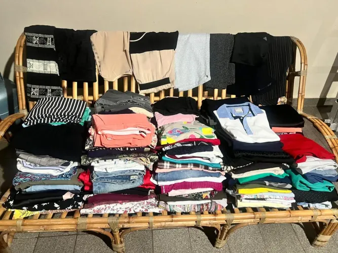 Lote 200 peças de roupas femininas e masculinas