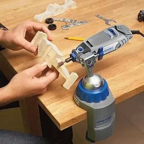 micro retífica Dremel 3000 com acessórios em sua maleta de transporte.
