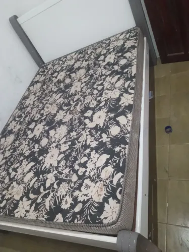Vendo cama de casal com colchão bem conservado 