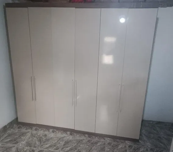 Guarda roupa grande de 6 portas 2,27cm d altura por 2,42cm d largura e 53cm d pronfudidade