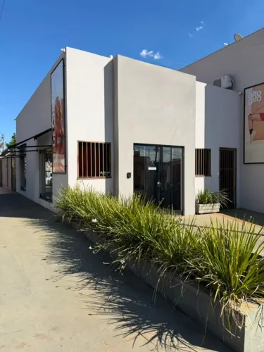 Ponto Comercial de esquina com estacionamento, 2 vitrines, deposito e ótima localização