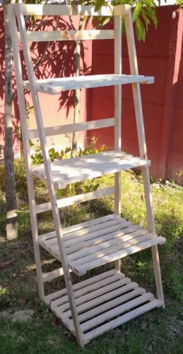 Porta planta pirâmide com rodinhas envernizado 