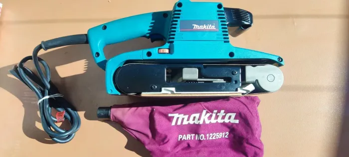 Lixadeira de Cinta Makita 9920 com controle de velocidade 