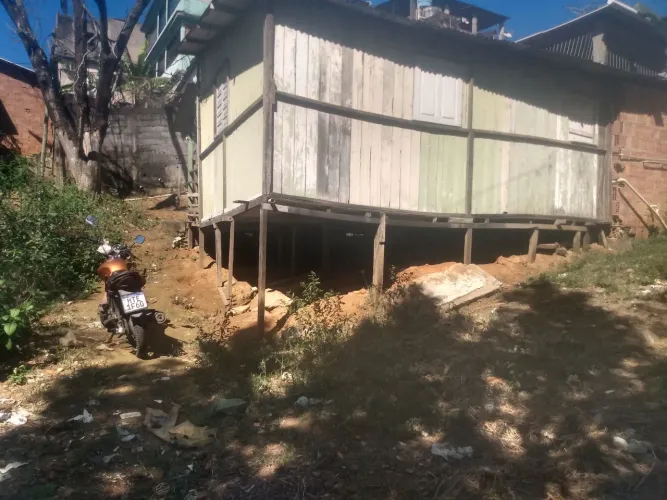 Lote , com barraco de madeira