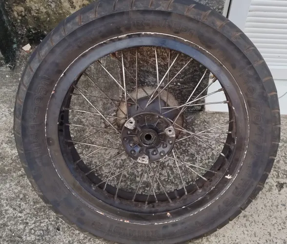 Vende-se um calha caixão para moto aro 17 com câmera de ar. Valor R$300.00