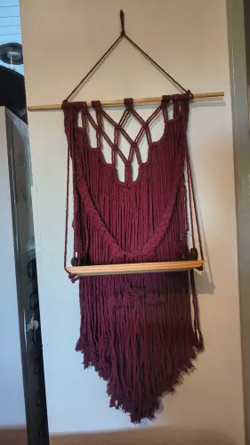 Painel de macramé com prateleira para parede