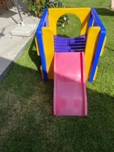 Playground infantil de plástico com escorregador