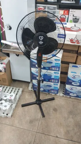 Ventilador de coluna preto hélice C/3 pás