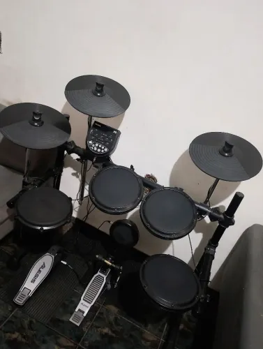 Bateria eletrônica Alesis DM6
