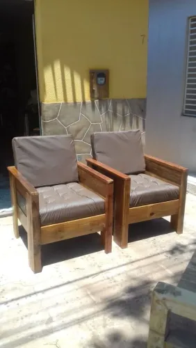 Duas poltronas com almofadas 