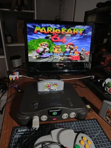 Nintendo 64 gradiente com jogo Mario kart de brinde