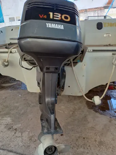Motor de popa para retirar peças