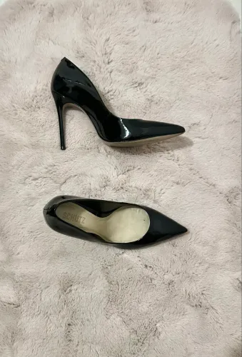 Scarpin Schütz