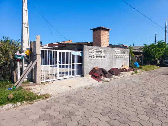 VENDE-SE TERRENO COM CASA EM ÁREA CENTRAL DE BALNEÁRIO GAIVOTA/SC