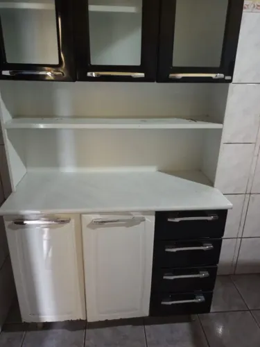 Armário com 4 gavetas