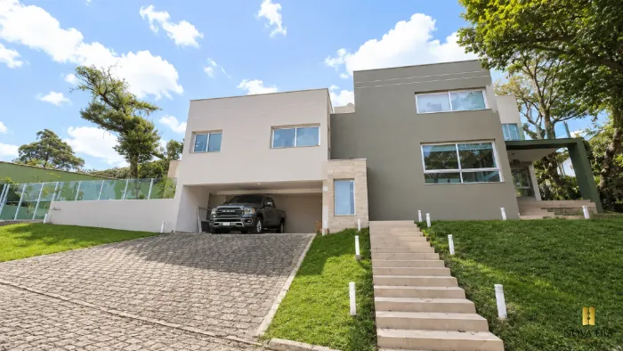 Casa com 5 quartos, sendo 3 suítes, 5 vagas no Ecoville em região arborizada.