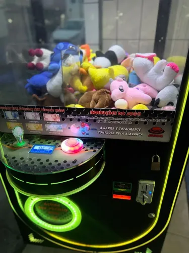 Vende -maquina de pega urso ou grua de pelucia.