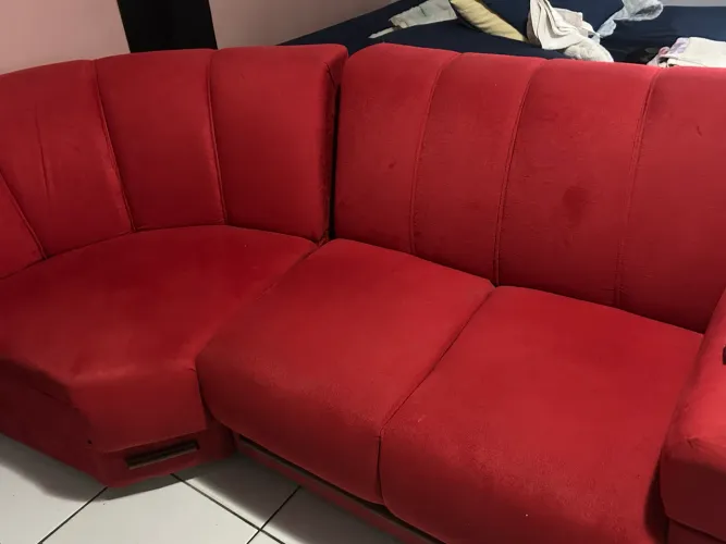 Sofá de Canto Vermelho em Suede - Grande e Confortável (Completo) ?