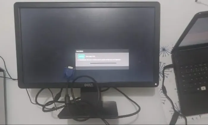 MONITOR DELL 15 POLEGADAS ENTRADA VGA, ACOMPANHA CABO ADAPTADOR HDMI