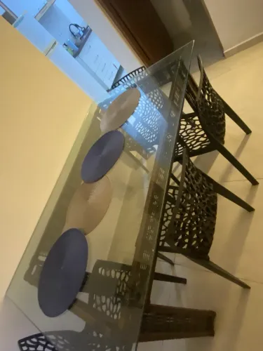 Vende-se mesa grande de vidro com 4 cadeiras 