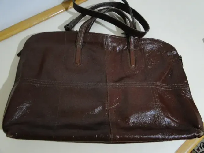 Bolsa de couro marron avermelhado não tem etiqueta dizendo que é couro, mas é 