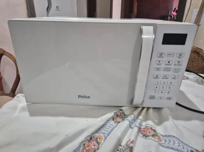 Micro-ondas Philco 20L Branco Pintura Limpa Fácil PMO23B