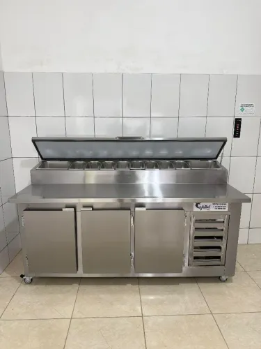Balcão refrigerado em aço inox 430, com condimentadora refrigerada.