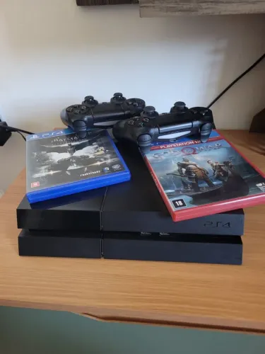 Ps4 FAT com dois jogos e dois controles