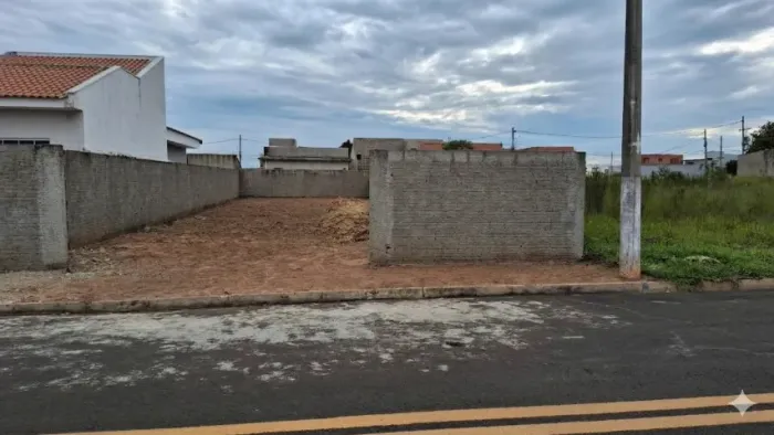 Terreno plano, pronto para construir, medindo 10 m x 33,5m