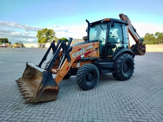 RETROESCAVADEIRA CASE 580N 2024