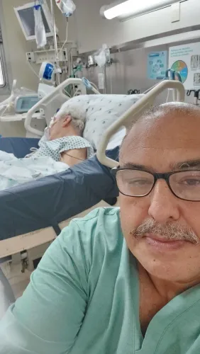 Cuidador de idosos com enfermagem 