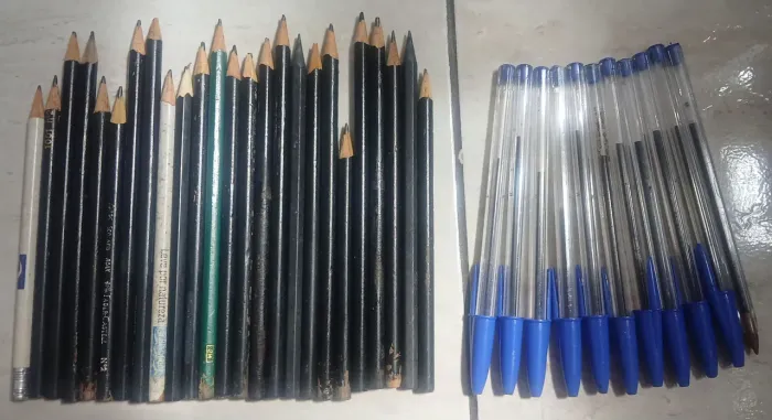 Material escolar USADO lápis e caneta 