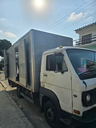 Caminhão 5 x 140 baú 