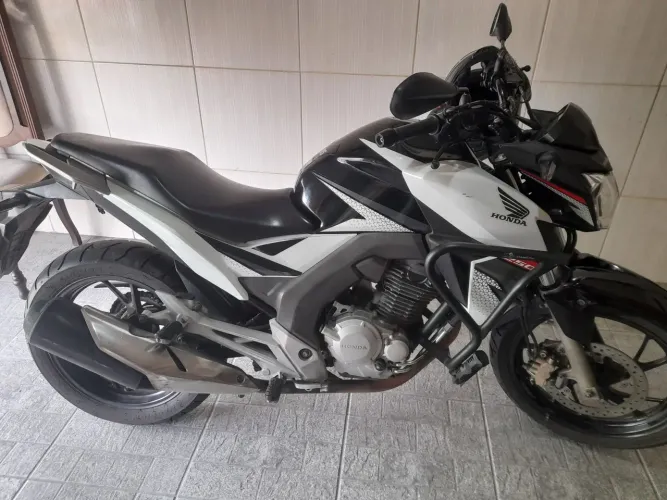 Moto CB twister 250 F / 31000 km rodados / faz 28 km por litro*
