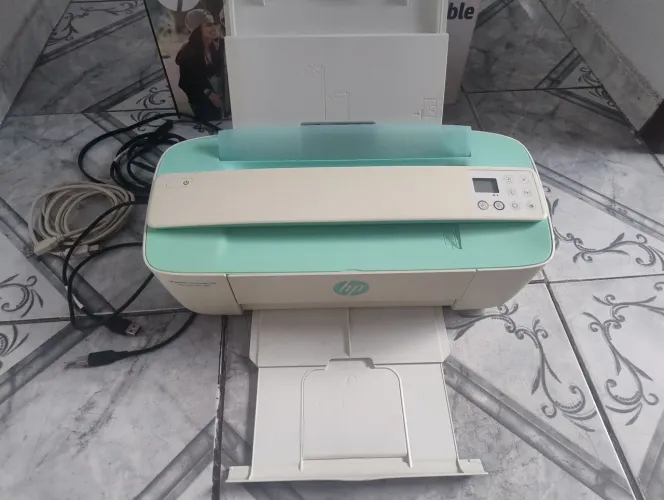 Multifuncional HP Deskjet funcionando.