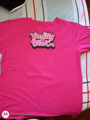 Camiseta Emily Vicky dos Rosas