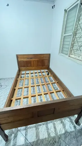 cama de madeira e colchão castor vendo juntos ou separado