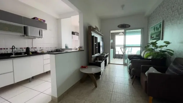 Apartamento semi mobiliado em Mongaguá, prédio frente mar, 2 quartos, suíte e vista latera