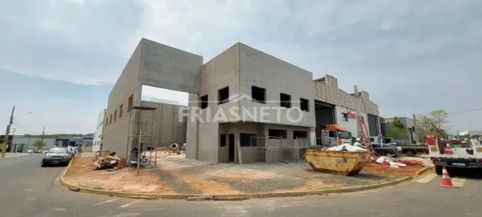Galpão com Ponte Rolante de 1 ton em Condomínio Industrial 477m² Construídos