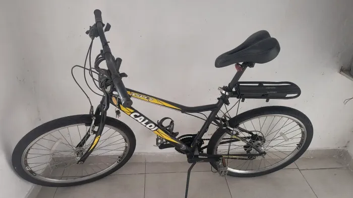 ? Bicicleta Caloi aro 26 com bagageiro 