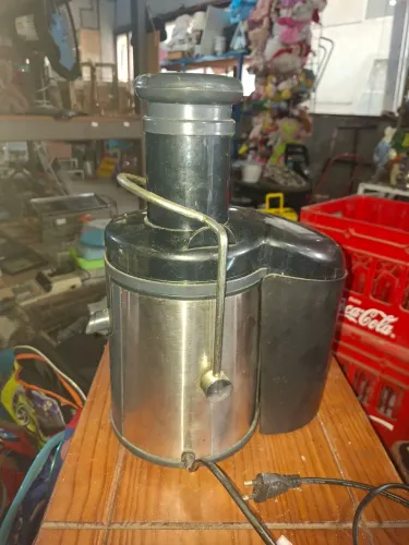 Extrator de suco, funcionando, em perfeitas condições, para frutas