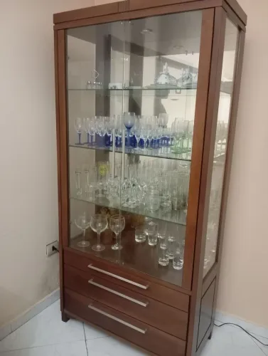 Vende-se cristaleira