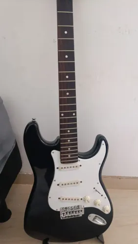 Guitarra Stratocaster perfeita.