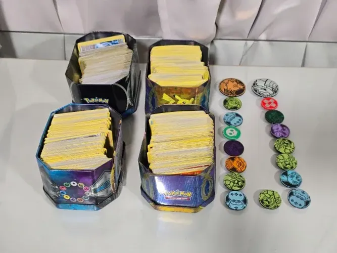 1200 cartas pokemon borda amarela + latas + acessorios - Pokemon TCG