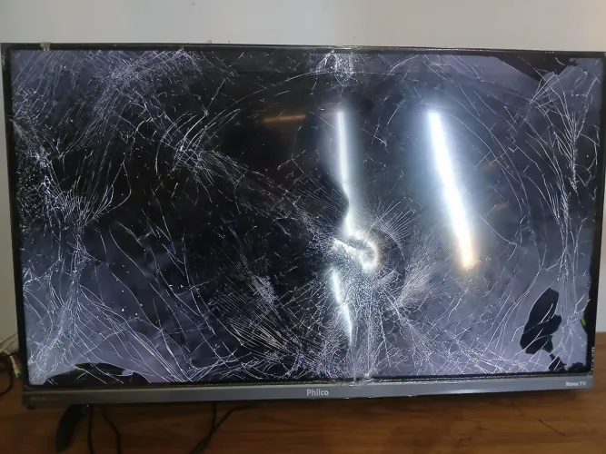 Vendo 2 tvs com tela com defeito... As duas por 250,00