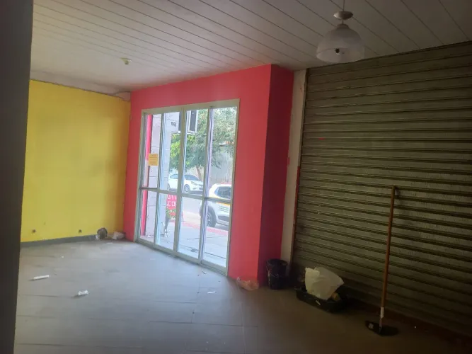 Alugo Loja a 50 metros do shopping Vila Velha, próximo a comércios.